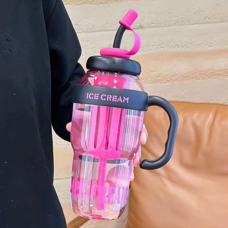 Wholesale Large Capacity Summer Outdoor Ice Cream Plastic Straw Water Cup New Lucky Handle Cup Bottle Container Water Bottle